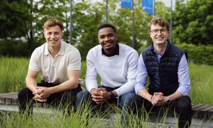 Senior Connect plattform unternehmen senior professionals team bild im gras sitzend