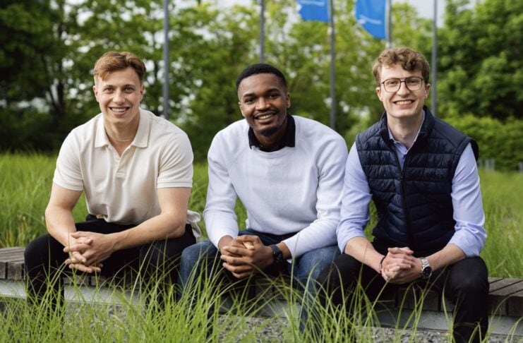 Senior Connect plattform unternehmen senior professionals team bild im gras sitzend