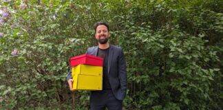 snackonomy Gründer snackboxen gründer can berkay tok mit den boxen in der hand stehend