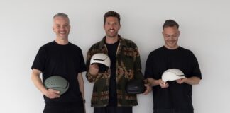 headfirst fahrradhelme urbane team Bild stehend mit Helmen in den Händen