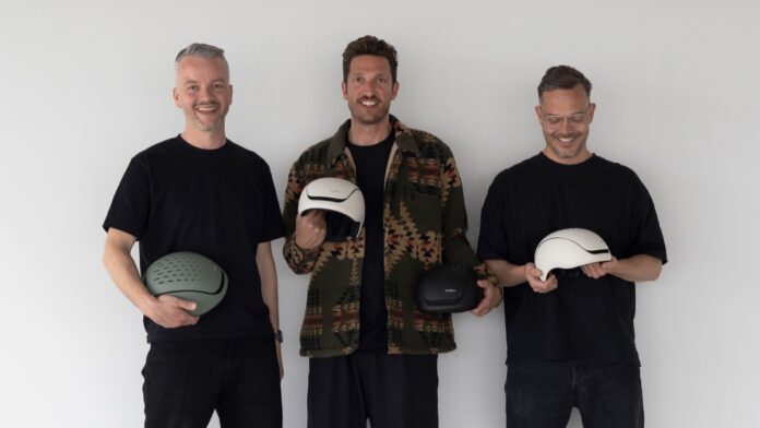 headfirst fahrradhelme urbane team Bild stehend mit Helmen in den Händen