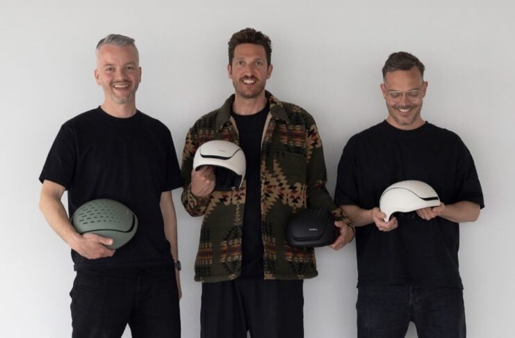 headfirst fahrradhelme urbane team Bild stehend mit Helmen in den Händen