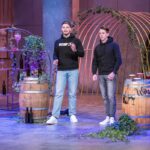 Was passiert, wenn zwei Freunde ein verstaubtes Ritual neu denken? WEINFLY Wein mit Energy Höhle der Löwen Max Plessing (r.) und Maximilian Koch präsentieren mit „WEINFLY“ einen Koffeinhaltigen Wein. Sie erhoffen sich ein Investment von 50.000 Euro für 10 Prozent der Firmenanteile. Foto: RTL / Bernd-Michael Maurer