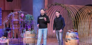 WEINFLY Wein mit Energy Höhle der Löwen Max Plessing (r.) und Maximilian Koch präsentieren mit „WEINFLY“ einen Koffeinhaltigen Wein. Sie erhoffen sich ein Investment von 50.000 Euro für 10 Prozent der Firmenanteile. Foto: RTL / Bernd-Michael Maurer