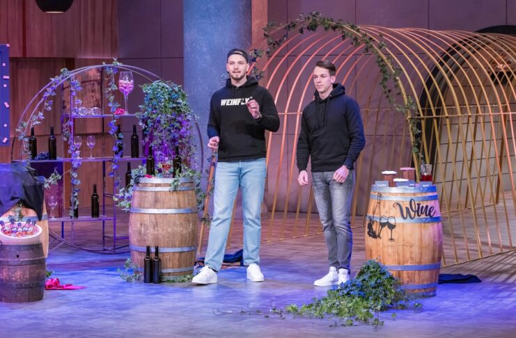 WEINFLY Wein mit Energy Höhle der Löwen Max Plessing (r.) und Maximilian Koch präsentieren mit „WEINFLY“ einen Koffeinhaltigen Wein. Sie erhoffen sich ein Investment von 50.000 Euro für 10 Prozent der Firmenanteile. Foto: RTL / Bernd-Michael Maurer