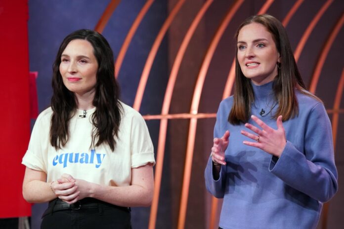 equaly: Wie Vereinbarkeit für Arbeitgeber Höhle der Löwen V.l.:Ronja Hoffacker (l.) und Louisa Plasberg präsentieren mit 
