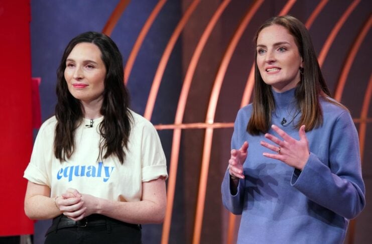 equaly: Wie Vereinbarkeit für Arbeitgeber Höhle der Löwen V.l.:Ronja Hoffacker (l.) und Louisa Plasberg präsentieren mit 