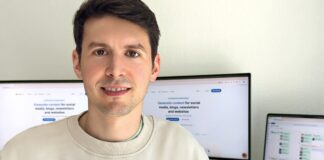 contentpaul marketing content gründer Julian Schweizer sitzend vor PC Bildschirmen