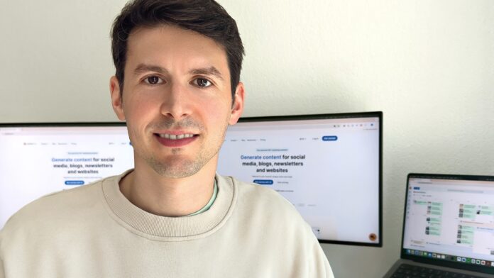 contentpaul marketing content gründer Julian Schweizer sitzend vor PC Bildschirmen