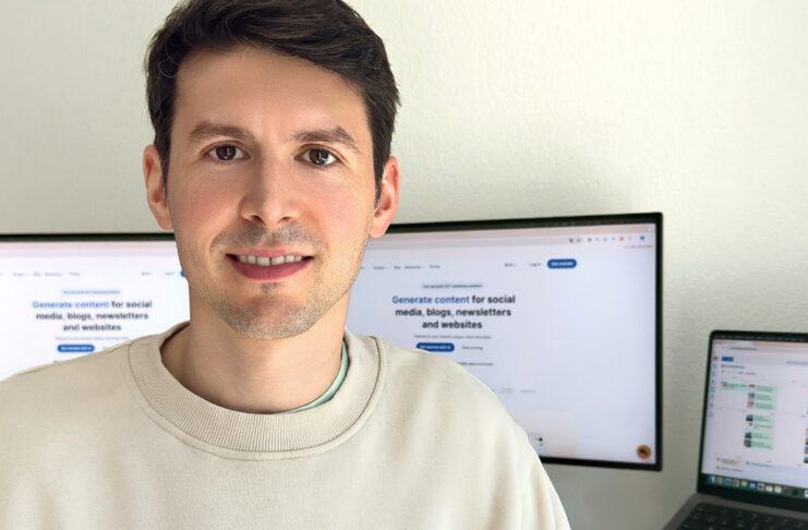 contentpaul marketing content gründer Julian Schweizer sitzend vor PC Bildschirmen