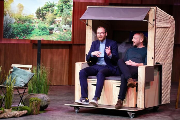 korbsauna® Sauna und Strandkorb kombiniert Torsten (l.) und Thomas Sauer präsentieren mit „korbsauna“ Starndkorb und Sauna in Einem. Sie erhoffen sich ein Investment von 300.000 Euro für 20 Prozent der Firmenanteile. Foto: RTL / Stefan Gregorowius