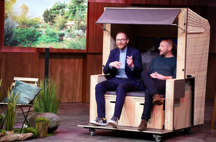 korbsauna® Sauna und Strandkorb kombiniert Torsten (l.) und Thomas Sauer präsentieren mit „korbsauna“ Starndkorb und Sauna in Einem. Sie erhoffen sich ein Investment von 300.000 Euro für 20 Prozent der Firmenanteile. Foto: RTL / Stefan Gregorowius