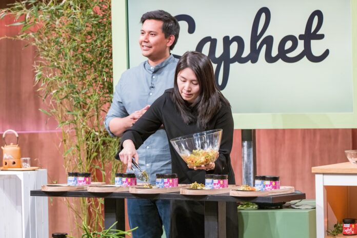 laphet teepesto teeblätter May Htat Oo (r.) und Min Zaw Oo präsentieren mit „Laphet“ essbare fermentierte Teeblätter. Sie erhoffen sich ein Investment von 120.000 Euro für 15 Prozent der Firmenanteile. Foto: RTL / Bernd-Michael Maurer