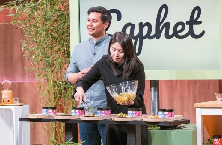 laphet teepesto teeblätter May Htat Oo (r.) und Min Zaw Oo präsentieren mit „Laphet“ essbare fermentierte Teeblätter. Sie erhoffen sich ein Investment von 120.000 Euro für 15 Prozent der Firmenanteile. Foto: RTL / Bernd-Michael Maurer