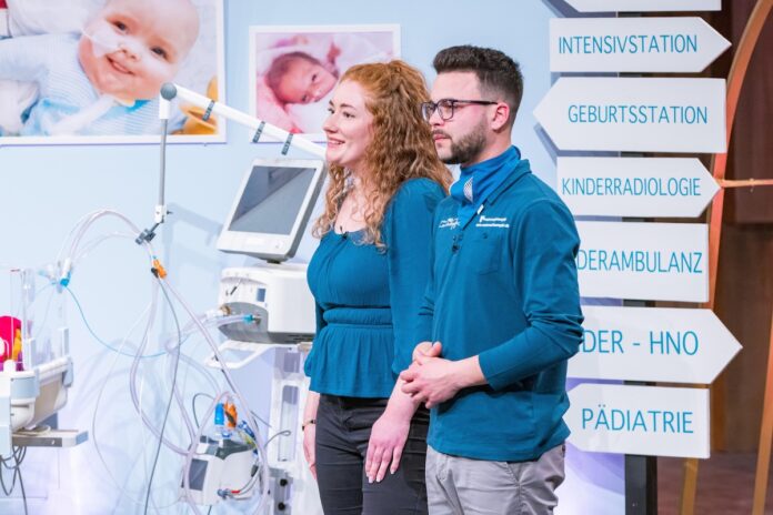 meinmaikämpfer kleidung frühchen Jennifer und Oliver Tlusteck präsentieren mit meinmaikämpfer Sonderbekleidung für Frühgeborene. Sie erhoffen sich ein Investment von 120.000 Euro für 20 Prozent der Firmenanteile. Foto: RTL / Bernd-Michael Maurer