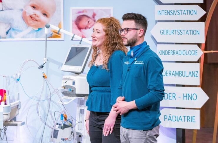 meinmaikämpfer kleidung frühchen Jennifer und Oliver Tlusteck präsentieren mit meinmaikämpfer Sonderbekleidung für Frühgeborene. Sie erhoffen sich ein Investment von 120.000 Euro für 20 Prozent der Firmenanteile. Foto: RTL / Bernd-Michael Maurer