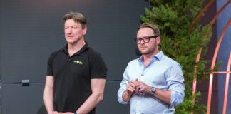 mo energy fassaden Alexander Moosbrugger (l.) und Manuel Hehle präsentieren mit „mo energy systems“ ein Photovoltaik Fassadensystem Plug & Play. Sie erhoffen sich ein Investment von 800.000 Euro für 10 Prozent der Firmenanteile. Foto: RTL / Bernd-Michael Maurer