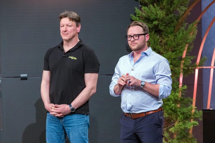 mo energy fassaden Alexander Moosbrugger (l.) und Manuel Hehle präsentieren mit „mo energy systems“ ein Photovoltaik Fassadensystem Plug & Play. Sie erhoffen sich ein Investment von 800.000 Euro für 10 Prozent der Firmenanteile. Foto: RTL / Bernd-Michael Maurer