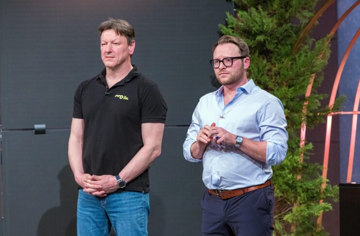 mo energy fassaden Alexander Moosbrugger (l.) und Manuel Hehle präsentieren mit „mo energy systems“ ein Photovoltaik Fassadensystem Plug & Play. Sie erhoffen sich ein Investment von 800.000 Euro für 10 Prozent der Firmenanteile. Foto: RTL / Bernd-Michael Maurer