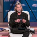 Mut, Innovation und Emotionen im Rampenlicht 12. Mai 2025 gründershow höhle der löwen Investor Nils Glagau nimmt das Lese-Gadget aus dem 3D-Drucker von „Bookhoover“ genau unter die Lupe. Foto: RTL / Bernd-Michael Maurer