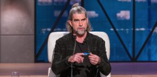 12. Mai 2025 gründershow höhle der löwen Investor Nils Glagau nimmt das Lese-Gadget aus dem 3D-Drucker von „Bookhoover“ genau unter die Lupe. Foto: RTL / Bernd-Michael Maurer