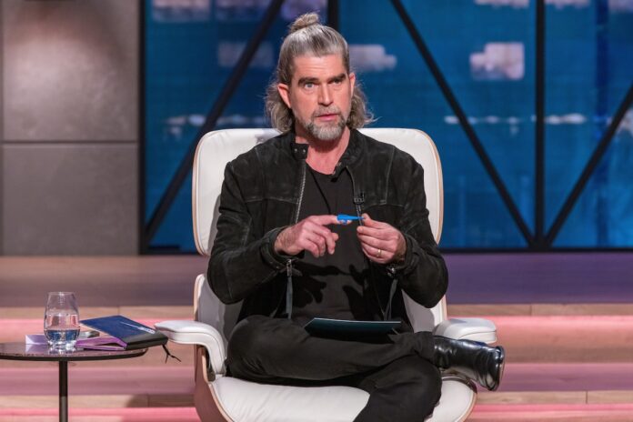 12. Mai 2025 gründershow höhle der löwen Investor Nils Glagau nimmt das Lese-Gadget aus dem 3D-Drucker von „Bookhoover“ genau unter die Lupe. Foto: RTL / Bernd-Michael Maurer