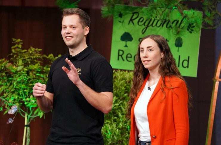 Artenglück Naturschutz Biodiversität Gründer Lara Boye und Felix Schulze-Varnholt präsentieren mit „Artenglück“ regionale Naturschutzmaßnahmen. Sie erhoffen sich ein Investment von 250.000 Euro für 10 Prozent der Firmenanteile. Foto: RTL / Stefan Gregorowius