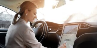 Vietnam KI und die Zukunft der Automobilindustrie Frau im Auto bedient auto mit touchscreen