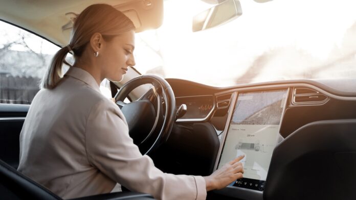 Vietnam KI und die Zukunft der Automobilindustrie Frau im Auto bedient auto mit touchscreen
