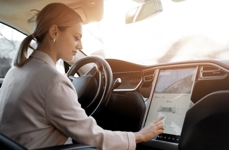 Vietnam KI und die Zukunft der Automobilindustrie Frau im Auto bedient auto mit touchscreen