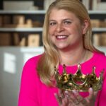 Hinter den Kulissen des Hofes: Marken mit königlichem Siegel This is Royal Business: Hoflieferanten und Königshäuser Gründerin mit krone in der hand Christine Maria Veauthier This is Royal Business @Jennifer Meissner