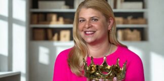 This is Royal Business: Hoflieferanten und Königshäuser Gründerin mit krone in der hand Christine Maria Veauthier This is Royal Business @Jennifer Meissner