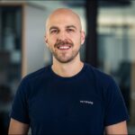 Wie KI der Industrie hilft, Ausfälle zu vermeiden, bevor sie entstehen remberg ki intelligente wartung David Hahn Geschäftsführer im schwarzen t-shirt