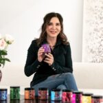 Wie sieht moderne Nahrungsergänzung heute wirklich aus? FeelGoodBears: Nahrungsergänzungsmittel mit Fruchtbasis Kerstin Burgen die Gründerin mit Produkten @ Matthias Rüby für FeelGood Products GmbH