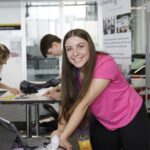 JUGEND GRÜNDET Bundesfinale 2025: Schülerwettbewerb für Gründer Jugend Gründet Bundesfinale 2025 Beim Wettbewerbsfinale pitchen die Schülerteams am selbst gestalten Messestand