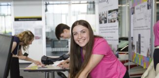 Jugend Gründet Bundesfinale 2025 Beim Wettbewerbsfinale pitchen die Schülerteams am selbst gestalten Messestand