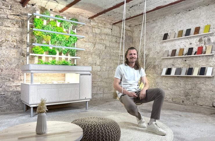 LIROGA indoor pflanzen Gründer Stefan Kuhnert vor Indoor-Garten im hängestuhl sitzend