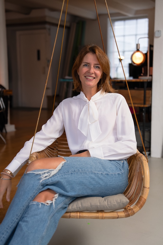 FINN Design Gründerin Nina Senghaas im Hängestuhl sitzend