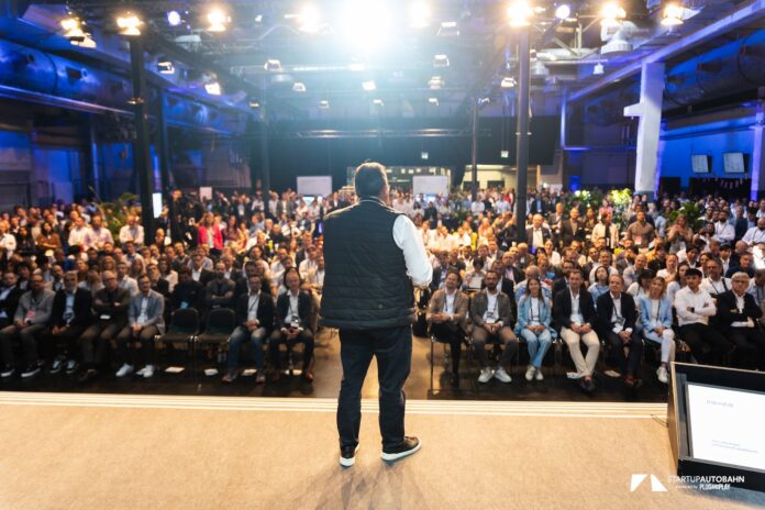 STARTUP AUTOBAHN Plug and Play expo2025 SAEED AMIDI Founder Plug and Play auf der Bühne vor Publikum bei der expo2024 in Stuttgart