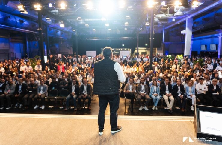 STARTUP AUTOBAHN Plug and Play expo2025 SAEED AMIDI Founder Plug and Play auf der Bühne vor Publikum bei der expo2024 in Stuttgart