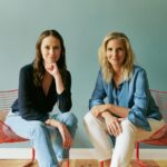 Was hält Frauen wirklich davon ab, in Führung zu gehen? Ten More In Coaching Frauen Führung Lia Grünhage und Lea-Sophie Cramer Gründerinnen sitzend @ Ten More In