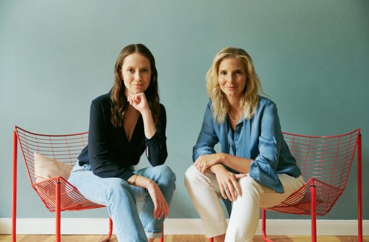 Ten More In Coaching Frauen Führung Lia Grünhage und Lea-Sophie Cramer  Gründerinnen sitzend @ Ten More In