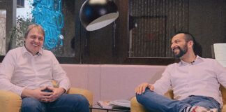 tenum ki plattform startups gründer team bild Jochen Guck und Federico Zuluaga-Knorr sitzend