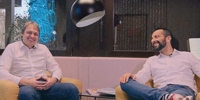 tenum ki plattform startups gründer team bild Jochen Guck und Federico Zuluaga-Knorr sitzend