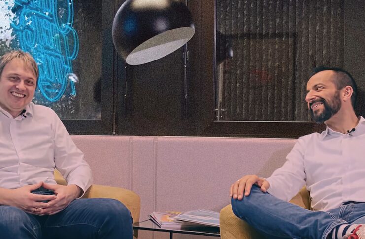 tenum ki plattform startups gründer team bild Jochen Guck und Federico Zuluaga-Knorr sitzend
