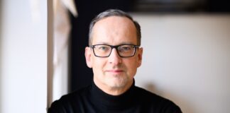 Valuedesk plattform unternehmen Torsten Bendlin @ Valuedesk Portrait bild mit schwarzem oberteil und brille auf