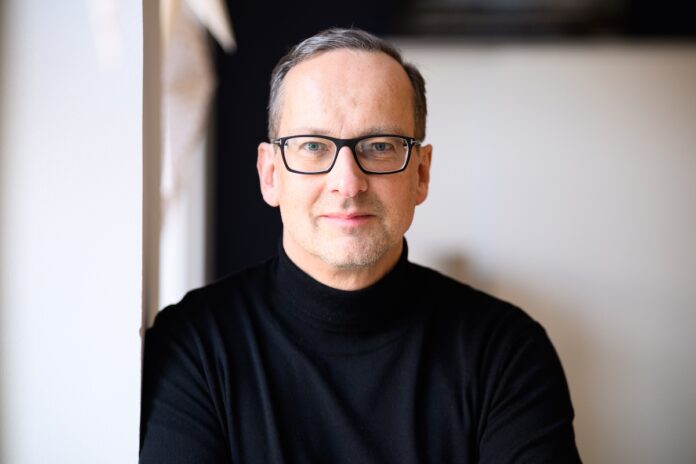 Valuedesk plattform unternehmen Torsten Bendlin @ Valuedesk Portrait bild mit schwarzem oberteil und brille auf