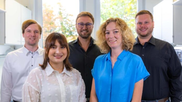 Vasc-on-Demand: Künstliche Blutgefäße im Gewebemodell v.l.n.r. Patrick Kuntschke, Dr. Leanne de Silva, Dr. Matthias Ryma, Katinka Theis und Alexander Radüchel @ Michael Bartolf-Kopp, Universitätsklinikum Würzburg
