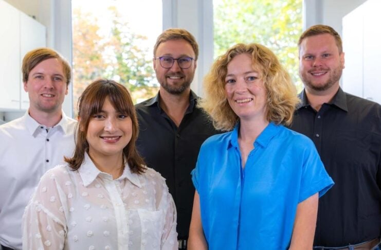 Vasc-on-Demand: Künstliche Blutgefäße im Gewebemodell v.l.n.r. Patrick Kuntschke, Dr. Leanne de Silva, Dr. Matthias Ryma, Katinka Theis und Alexander Radüchel @ Michael Bartolf-Kopp, Universitätsklinikum Würzburg