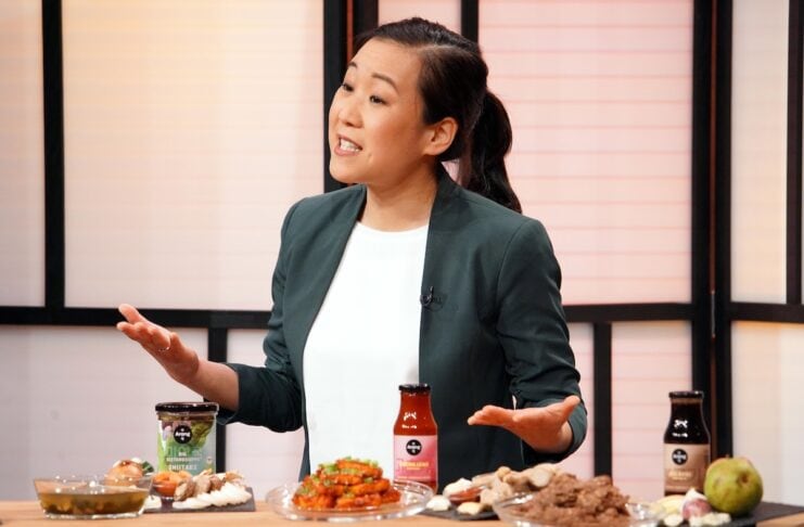 arang koreanische küche Sung-Hee Kim präsentiert mit „Arang“ Koreanische Food Produkte. Sie erhofft sich ein Investment von 100.000 Euro für 20 Prozent der Firmenanteile. Foto: RTL / Stefan Gregorowius